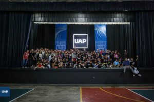 Estudiantes de los distintos colegios adventistas en el Auditorio UAP.