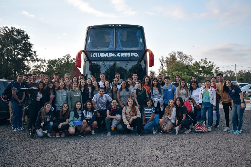 Jóvenes y docentes de la Carrera partiendo hacia Concordia.