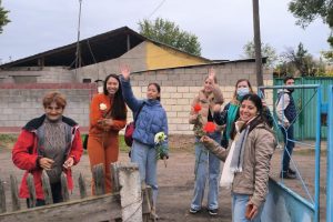 Abigail Rivas realizando una actividad de ayuda comunitaria en Asia Central.