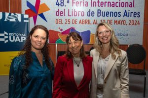 Las Dras. Laura Oros (derecha) y María Cristina Richaud (centro) autoras del libro y la Lic. Mónica Esparcia, coautora (derecha).