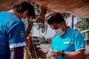 Docente y estudiante de Odontología sirviendo a la comunidad en el Pre-Delta.