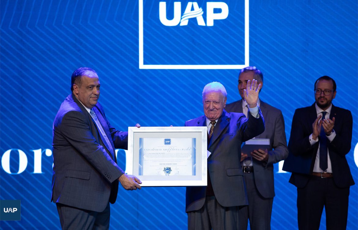 El Dr. Enrique Chaij recibió el Doctorado Honoris otorgado por la UAP