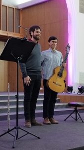 Dúo conformado por Nicolás Chamorro en flauta y Matías Rojas en guitarra.