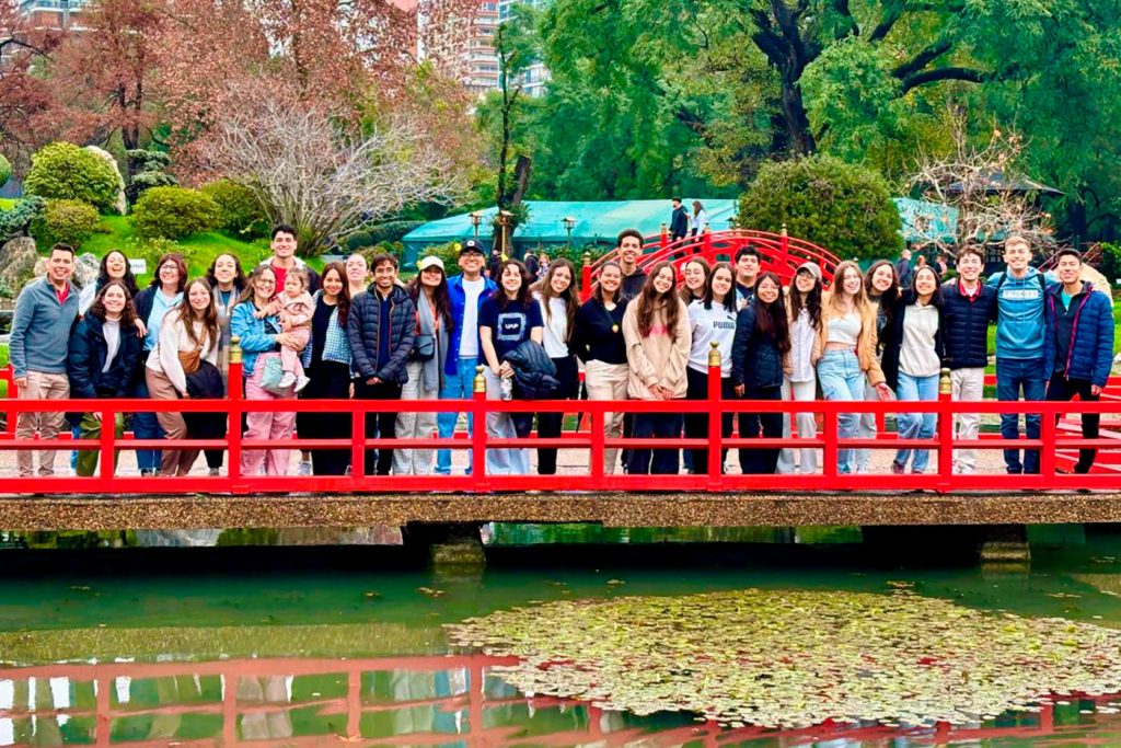 Alumnos de la Escuela de Misión en el Jardín Japonés, Ciudad de Buenos Aires