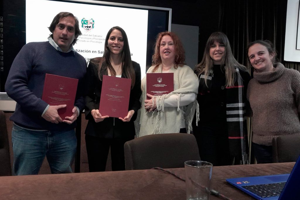 El jurado integrado por el Dr. Ignacio Barreira, Dra. Ana Kohan Cortada, Dra. Melina Crespi, Lic. María Eugenia Carrera, junto a la Dra. Karen Manzur.