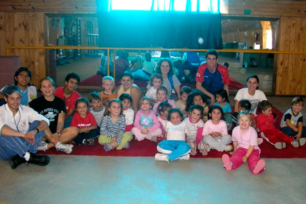 La Pra. Cristina Ferrero junto a alumnos del Profesorado de Educación Física (PEF) y niños de la academia de gimnasia.