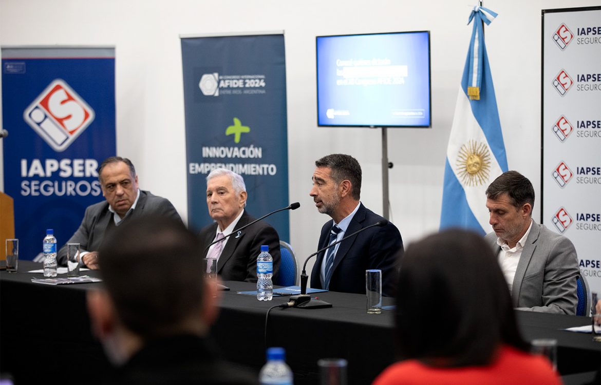 Panel presentación compuesto por Horacio Rizzo, Héctor Motta, Gonzalo García y Luciano Filipuzzi