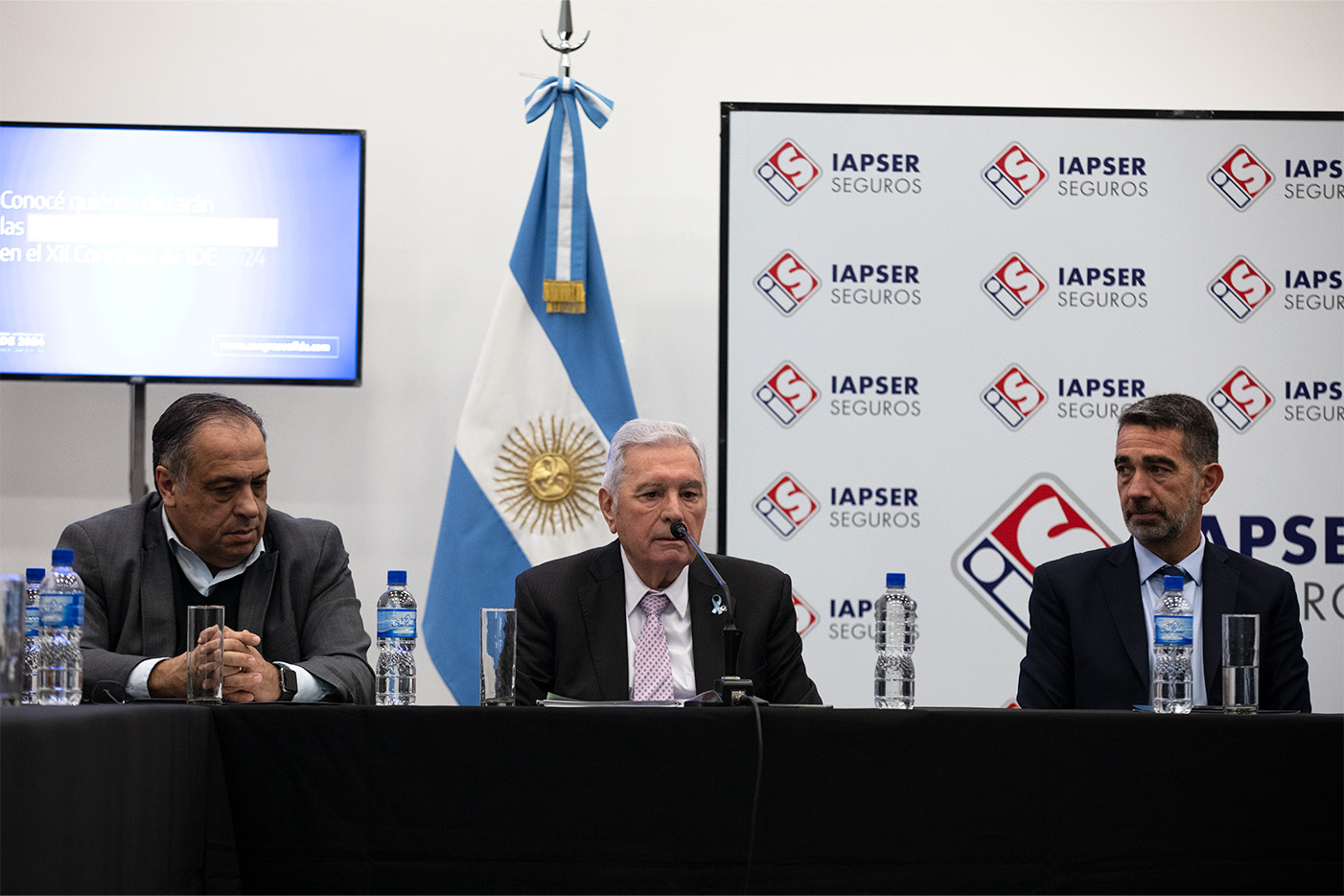 El Mag. Horacio Rizzo junto al empresario Héctor Motta y al presidente del IAPSE, Gonzalo García