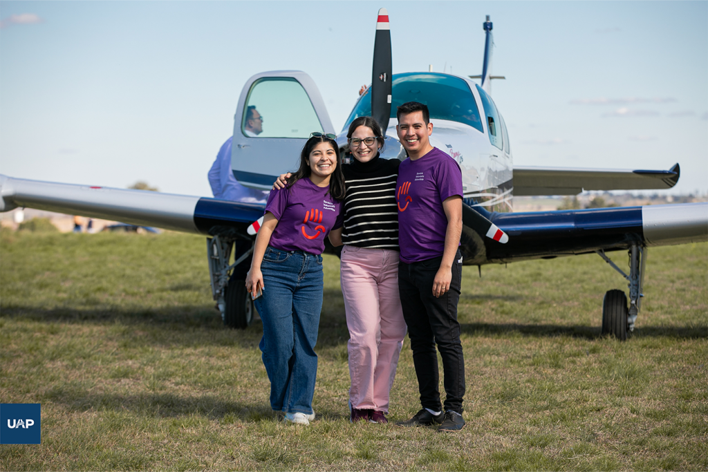 bigail Rivas, asistente del SVA, junto al Pr. Lucas Muñoz, director de internalización y director del Servicio Voluntario de la UAP y su esposa, la Lic.jpg_cuerpo