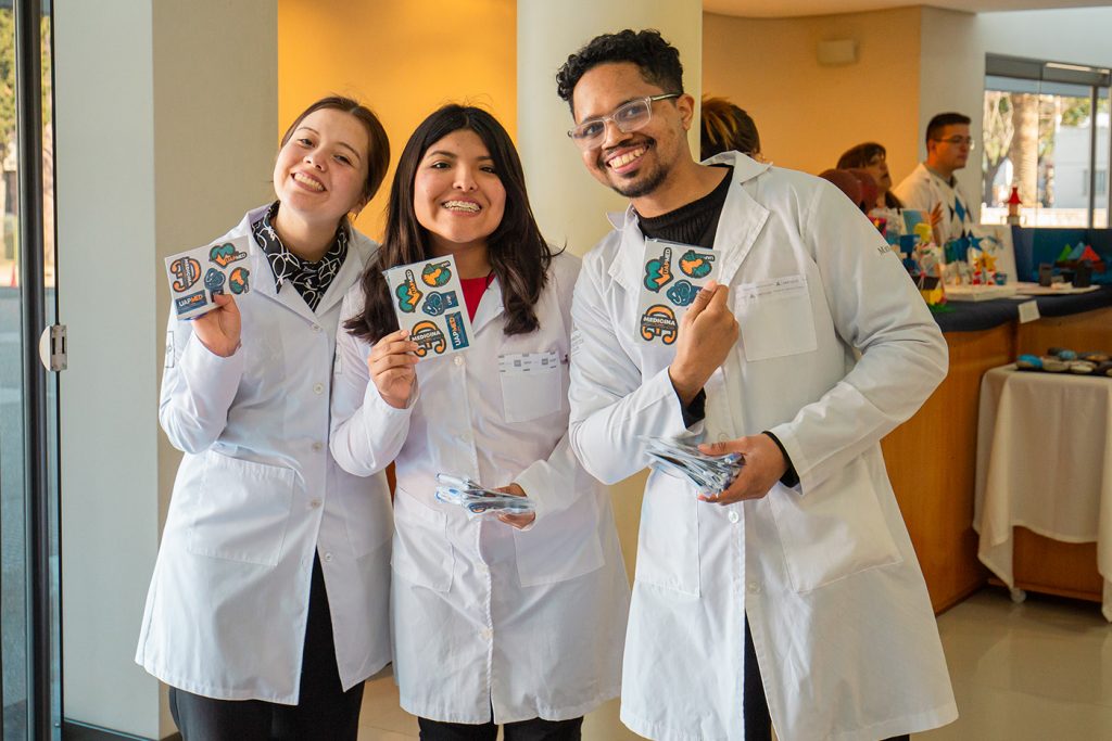 Alumnos de Medicina en el vestíbulo del Templo UAP.