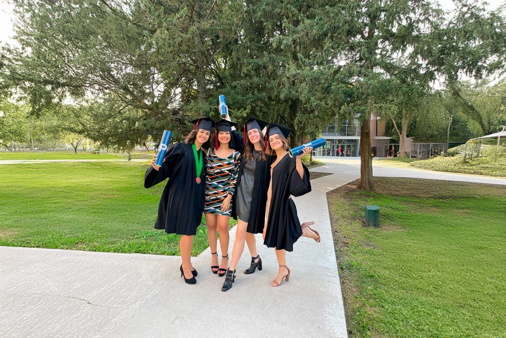 Katia junto a sus compañeras de la carrera en la graduación 2022 en la UAP.