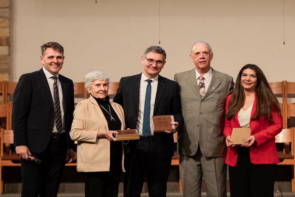 Lic. Amanda P. de Galli y docentes reconocidos por su trayectoria.