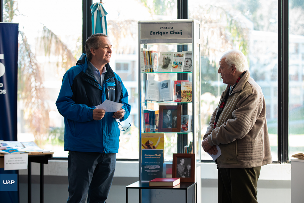 Jorge Riffel, director de la biblioteca junto al Dr. Enrique Chaij.