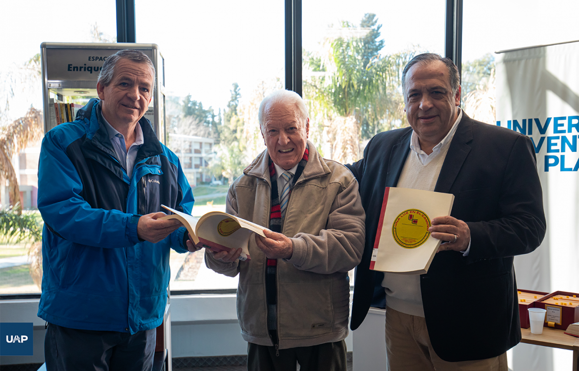 La Biblioteca UAP recibe una valiosa donación del Dr. Enrique Chaij