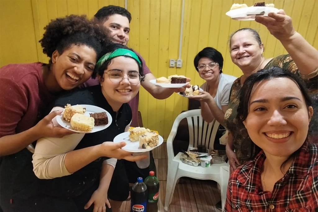 Voluntarios de la UAP disfrutando de porciones de torta.