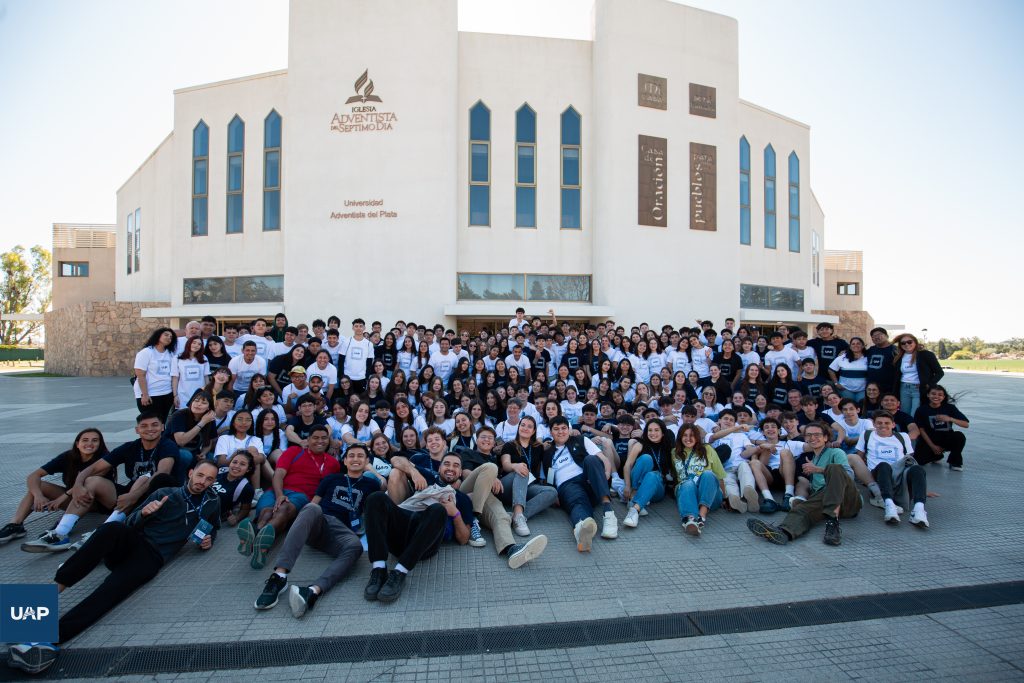 El grupo posando frente al Templo UAP