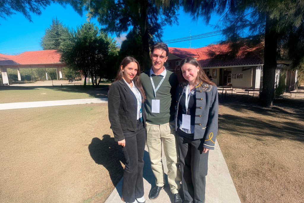 los estudiantes de Ingeniería en Sistemas de la UNER y UADER Aylen Villalba, Teo Furlan y Dafne Dasso, presentaron EmprendEr. Estudiantes de EmprendER_edit