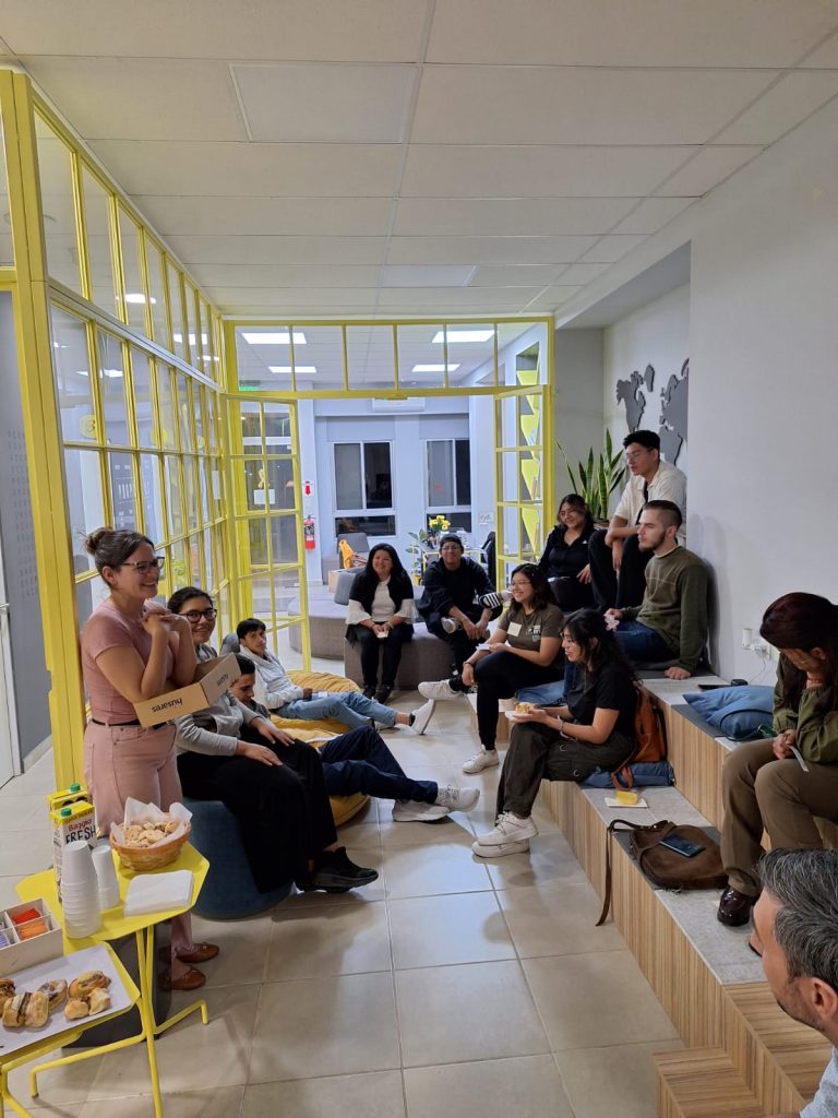 La Lic. Johana Sifuentes dictando la charla a alumnos extranjeros en el CAE.