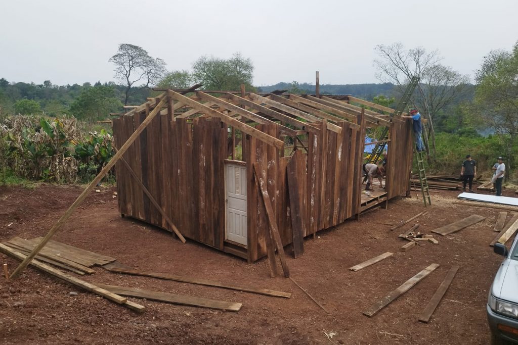 Construcción del tercer salón comunitario (Oga Guazu que significa casa grande)