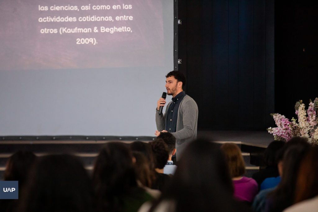 El Lic. Sebastián Jalifi desarollando una temática  en el Salón de los Pioneros.