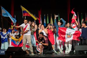 Los representantes de Perú celebrando.