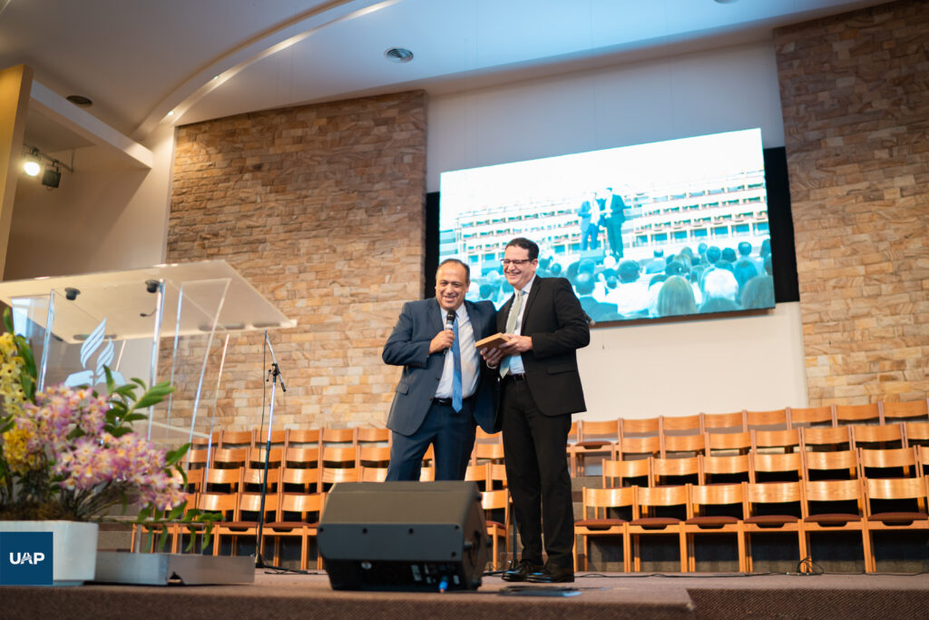 El Mag. Horacio Rizzo entregando una placa de reconocimiento al Dr. Machado.