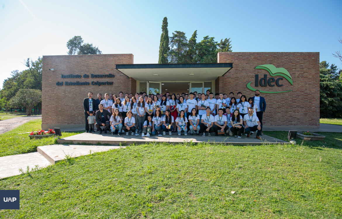 “Sueña en Grande”: Jóvenes colportores visitan la Universidad Adventista del Plata.