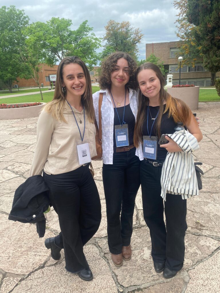 Martina Gaucher, Aldana Ayala, Angie Frey, estudiantes de tercer año de Medicina de la UNER.