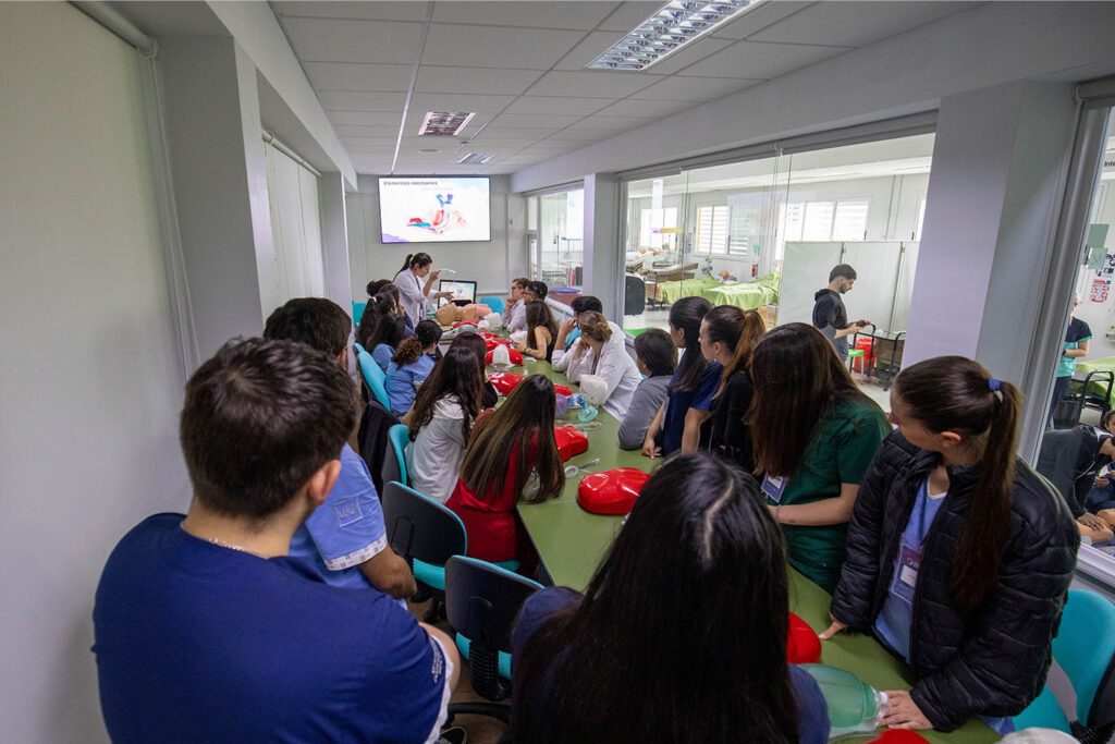 Alumnos participando del taller de RCP.