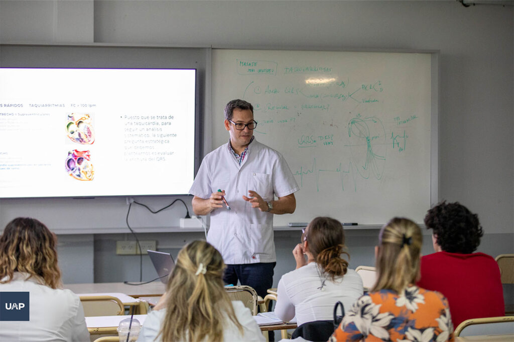 Dr. Luis Mantilla, especialista en cardiologia, brindando un taller a estudiantes.