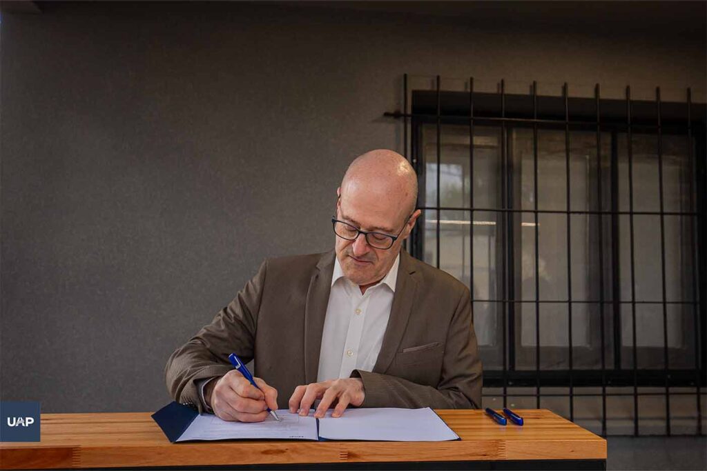 El Dr. Rafael Paredes firmando el documento para la creación de la Unidad Ejecutora de Doble Dependencia CONICET- UAP.