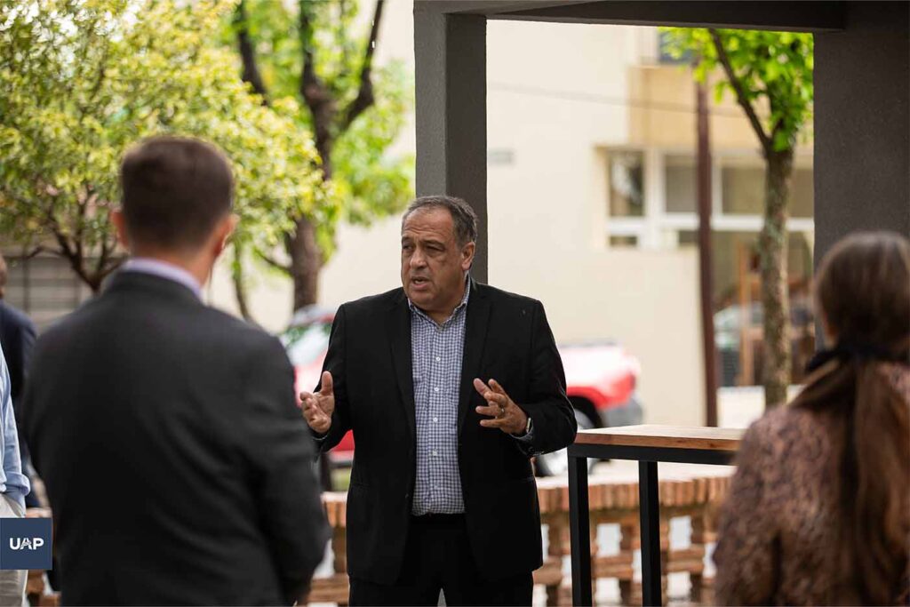 El Mag. Horacio Rizzo, rector de la UAP, pronunciando un discurso en la inauguración.