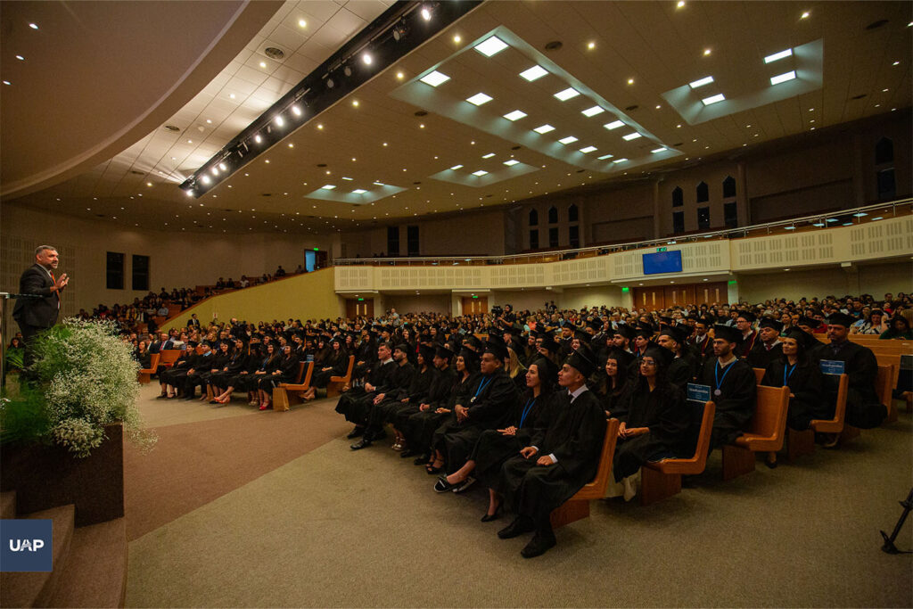 Graduandos en el Culto de Acción de Gracias.