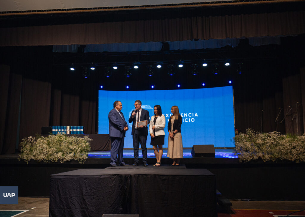 El Mag. Horacio Rizzo y el Dr. Milton Mesa, vicerrector saliente, en reconocimiento a su destacada labor en la UAP.