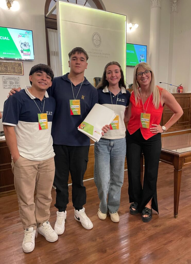 Los alumnos Joel Castro, Felipe Schneider, Guillermina Kunsler y la Prof. Vanina Bernhardt