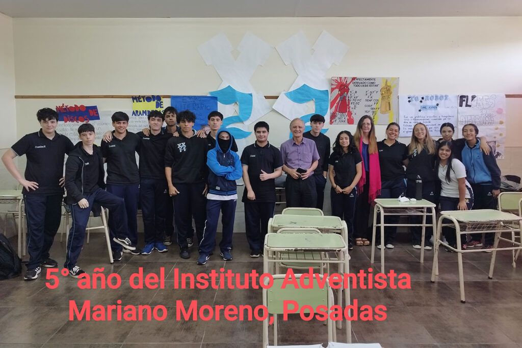 Alumnos de quinto año del nivel secundario en el Instituto Adventista Mariano Moreno, Posadas.