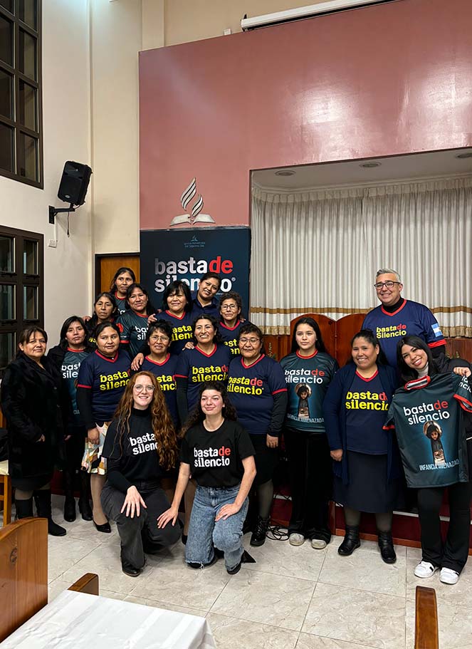 Estudiantes de la carrera de la Lic. en Psicología en Parque Avellaneda, Buenos Aires en el proyecto "Basta de Silencio".