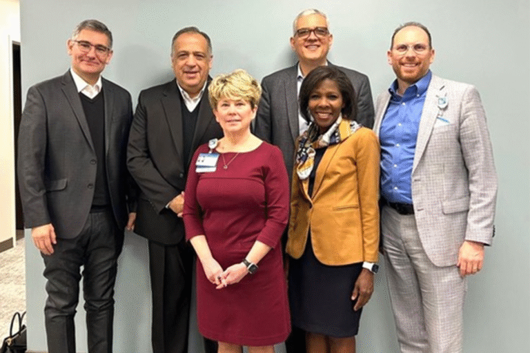 Dres. Walcott, Schwartz y Hoeffel, y Pr. Carlos Gill, capellán del Kettering Health, junto al Mag. Rizzo y el Dr. Mesa