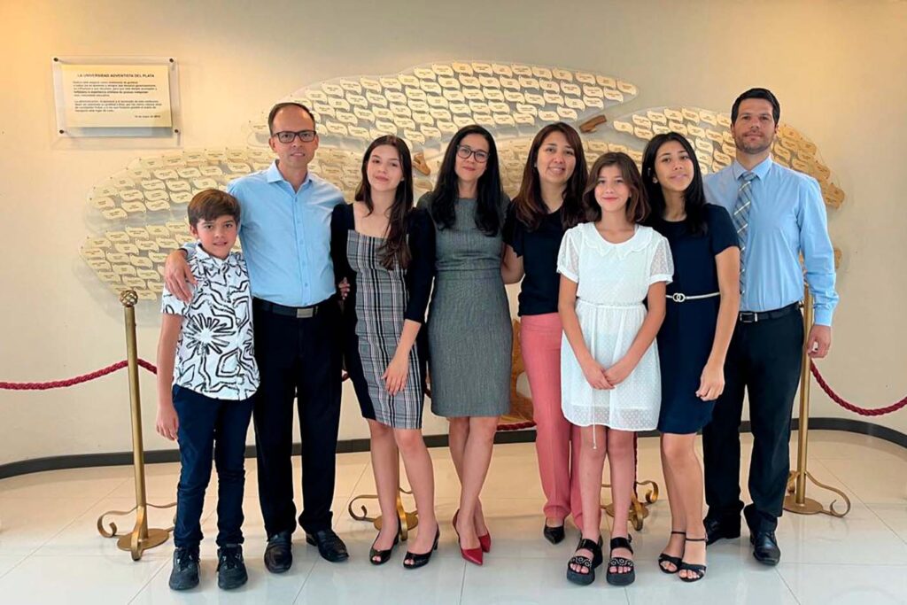 El Pr. Conrado con su familia y con el Pr. Nelson Quezada en la Iglesia de la Universidad.