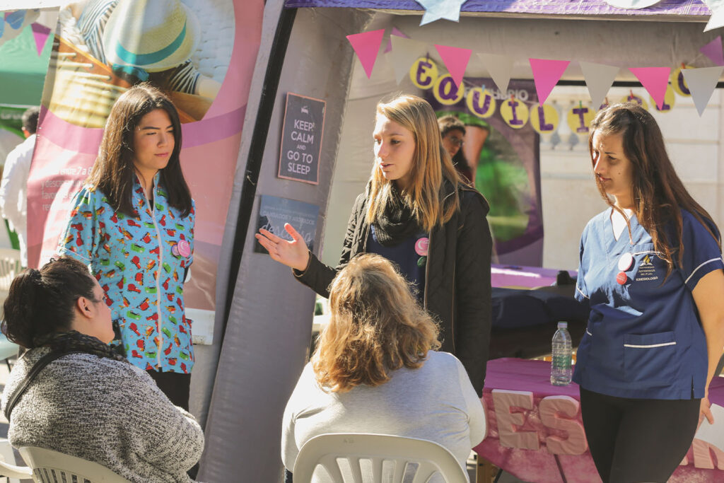 Alumnas de la Facultad de Ciencias de la Salud brindando talleres a la comunidad en la ExpoSalud.