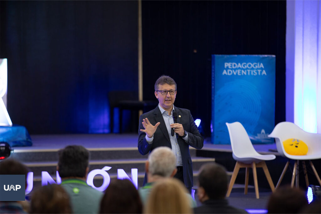 El Dr. Antonio Marcos Alves, director de Educación de la División Sudamericana (DSA) de la IASD, participando del encuentro educativo.