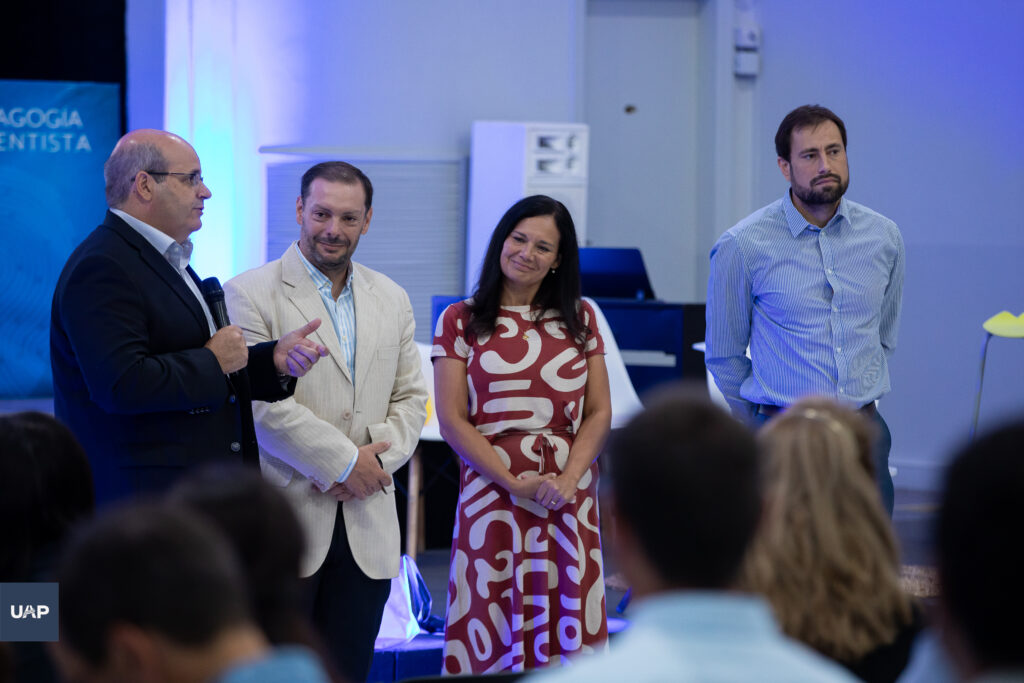 Lic. Eduardo Valentini, el Prof. Patricio Barber Soler junto a su esposa y el Mag. Fabian Gutierrez.