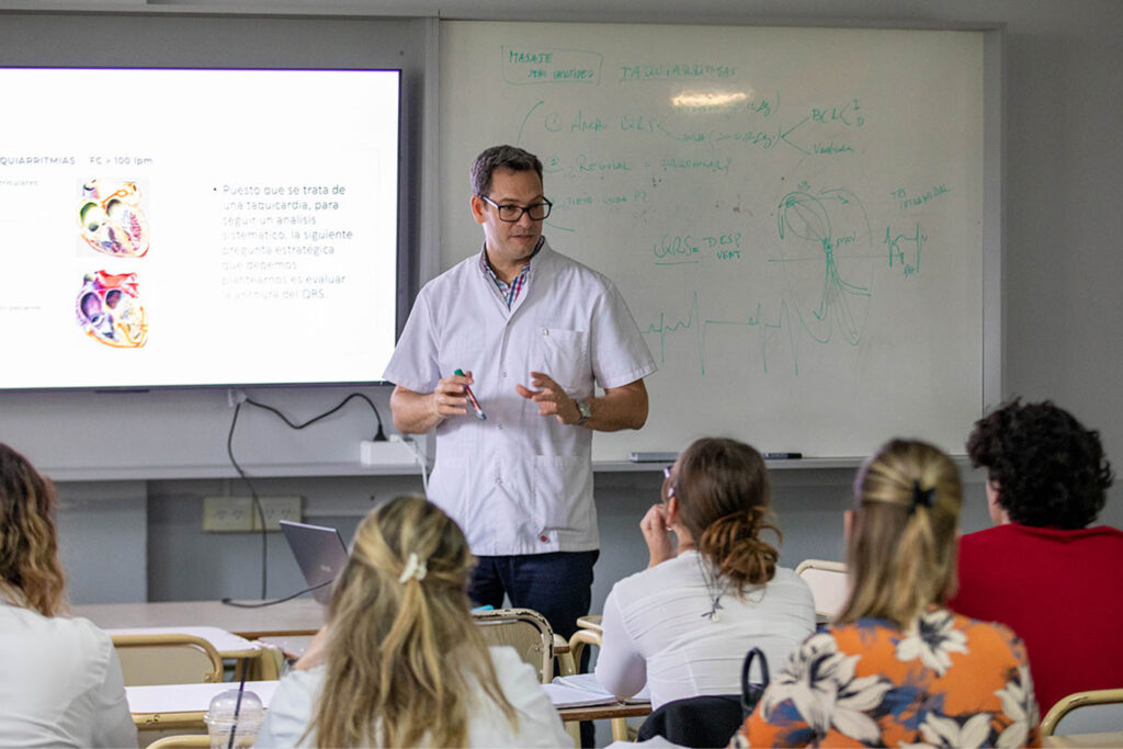 El Dr. Luis Mantilla, especialista en cardiología, exponiendo un taller a estudiantes en el Congreso Juntos Aprendemos de Medicina.