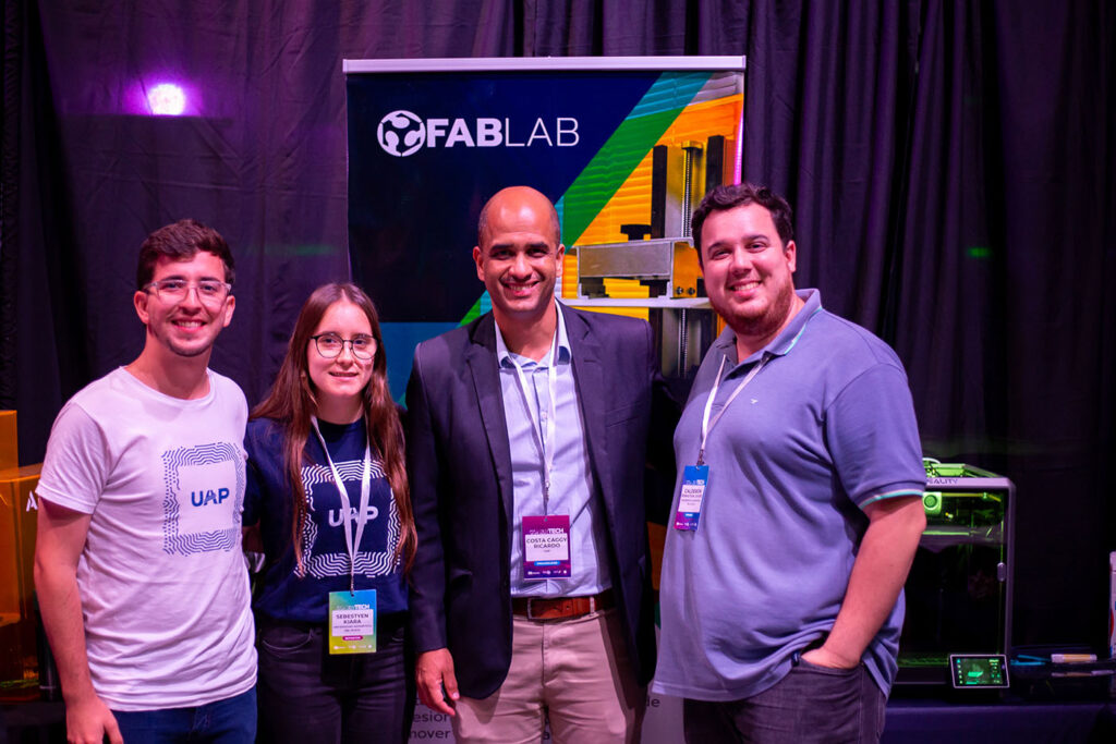 El Mag. Sebastián Calderón, Dr. Ricardo Costa Caggy, Kiara Sebestyen y Mayco Sanchez, estudiantes de Ingeniería en Sistemasen el evento ConerTech 2024.