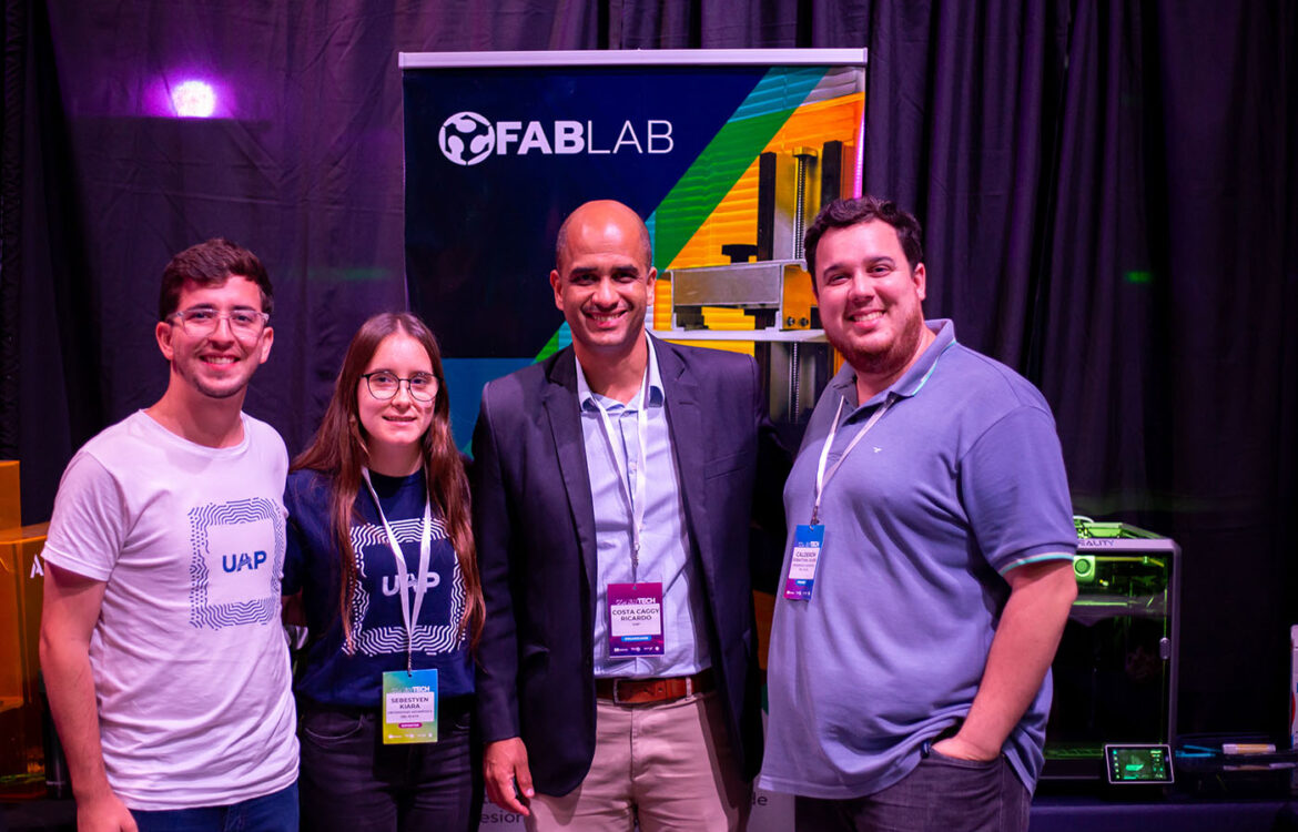 El Mag. Sebastián Calderón, Dr. Ricardo Costa Caggy, Kiara Sebestyen y Mayco Sanchez, estudiantes de Ingeniería en Sistemasen el evento ConerTech 2024.