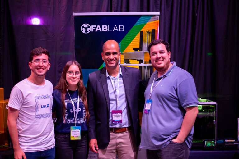 El Mag. Sebastián Calderón, Dr. Ricardo Costa Caggy, Kiara Sebestyen y Mayco Sanchez, estudiantes de Ingeniería en Sistemasen el evento ConerTech 2024.