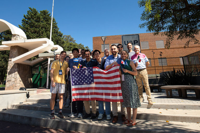 El contingente de la Universidad Loma Linda posando frente al Pórtico UAP.