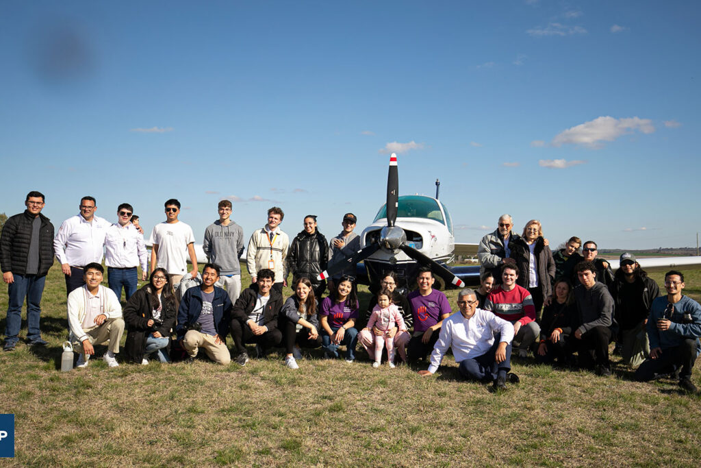 Futuros misioneros participando en la escuela de pilotos ATC Flight School de Córdoba, Argentina en noviembre de dos mil veinticuatro.