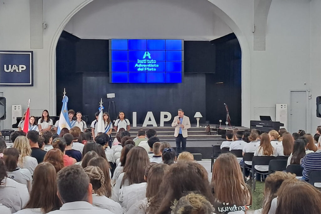 El Prof. Claudio Acevedo en el acto de inicio de clases en el Salón de los Pioneros.