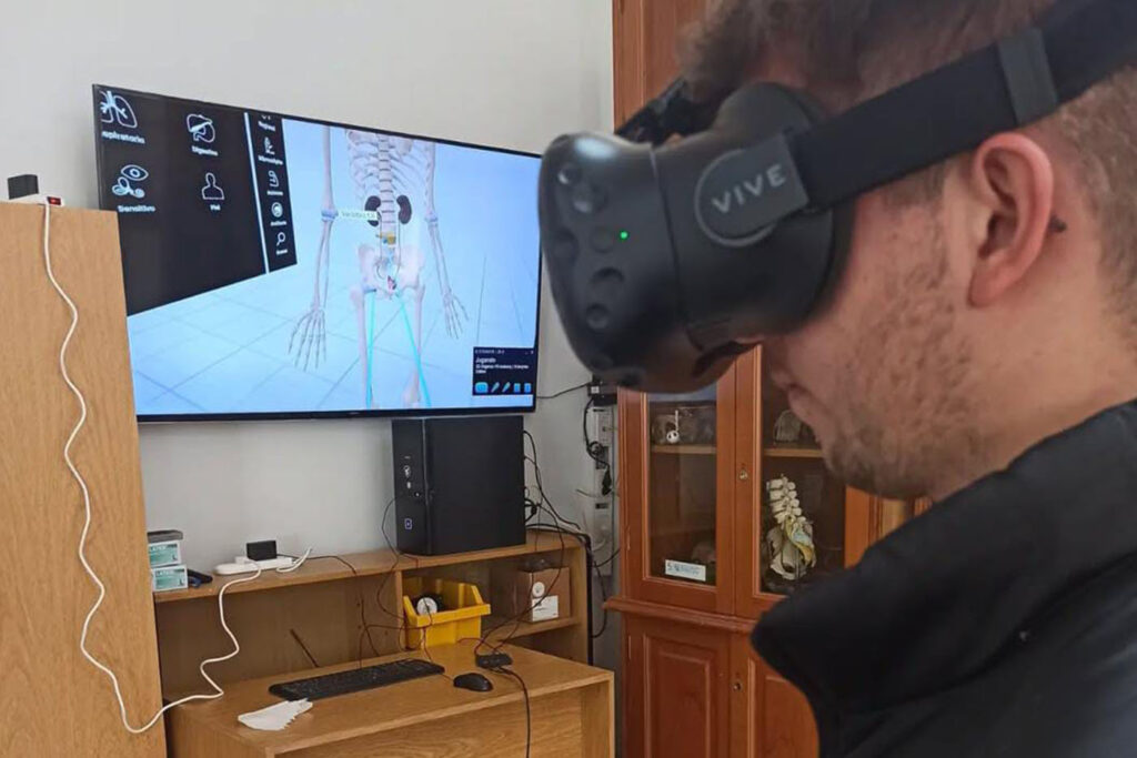 Mayco Sanchez, estudiante avanzado de Ing. en Sistemas, trabajando con realidad virtual con la FCS en el área de anatomía.